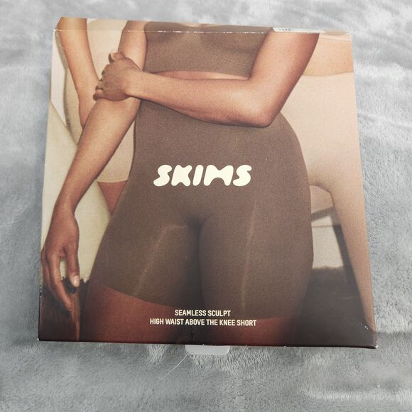 SKIMS Medium Onyx Seamless Sculpt High Waist Above The Knee Short NWT - Picture 2 of 6